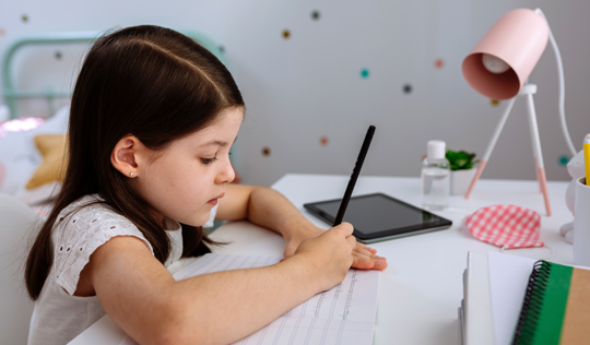 Centro stivo Polo Bergamella - bambina che disegna